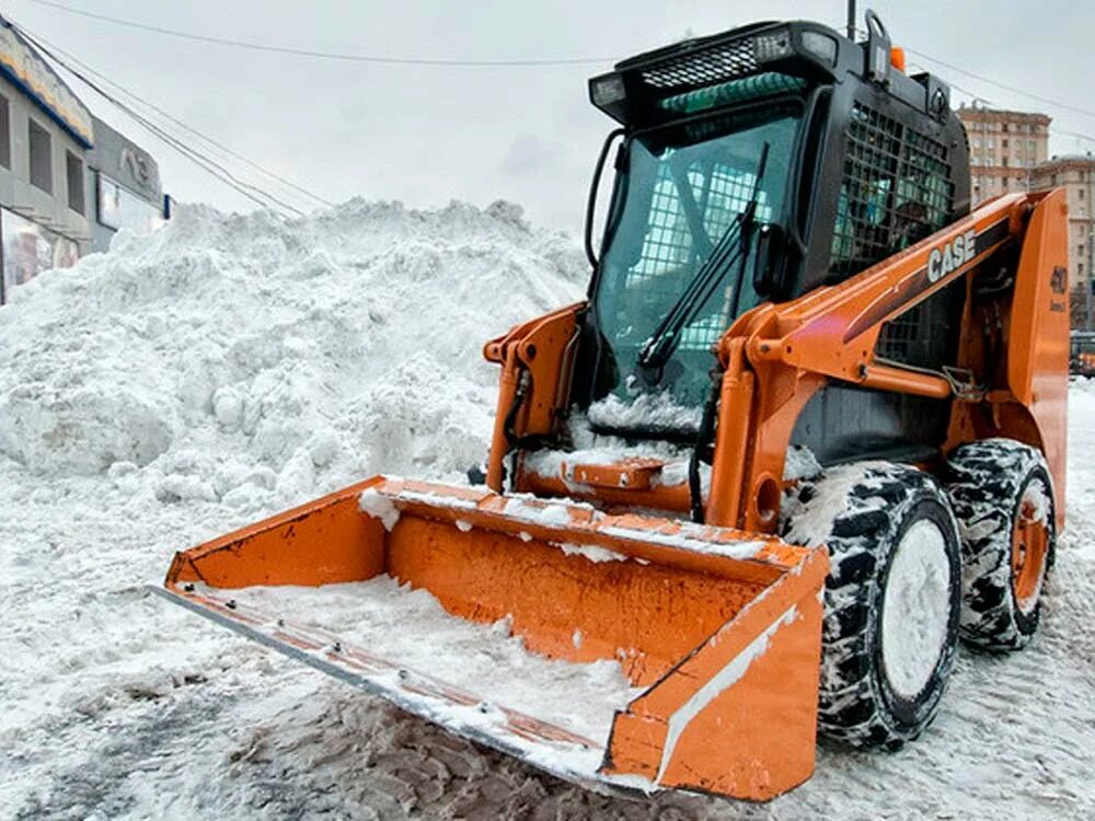 Аренда трактора снег. Мини погрузчик JCB 135 уборка снега. Амкодор 211 снегоуборочный. Снегоочиститель Амкодор 211. Погрузчик Амкодор уборка снега.