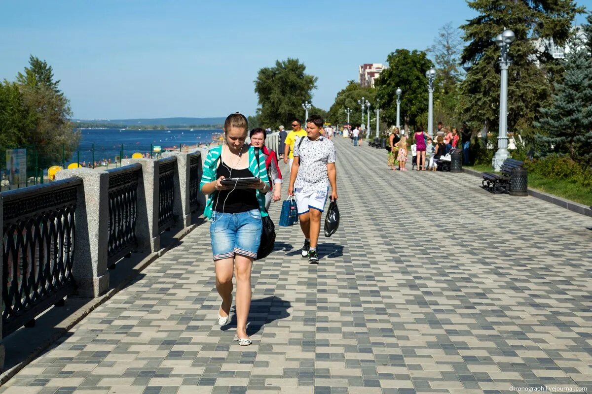 Можно часами прогуливаться по набережной. Самара набережная люди. фотосессия на набережной. люди гуляют по набережной. самара набережная девушки.