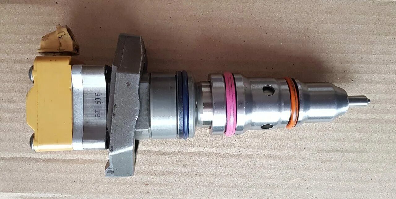 7. 7. 7. Насос форсунка детройт 14 r414703003. 7 форсунки.