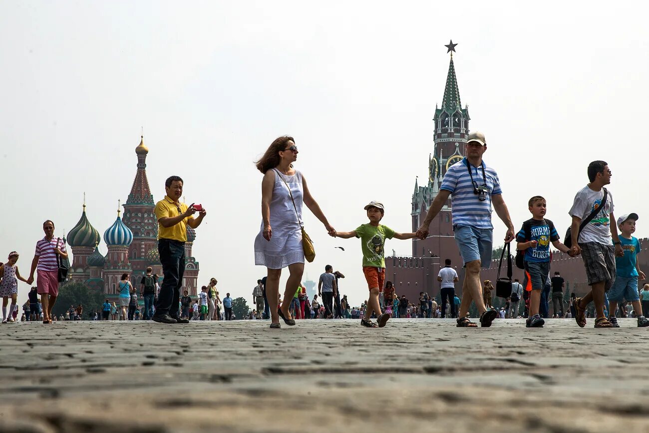 Чувствовать площадь. Люди в городе. Москва лето люди. Москва люди. Красная площадь для детей.