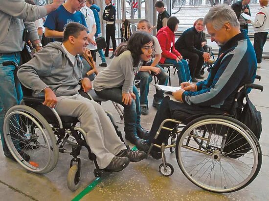 Инвалиды в обществе отношение к инвалидам. Люди с ограниченными возможностями. Толерантность к инвалидам. Инвалиды в социуме. Дискриминация инвалидов.