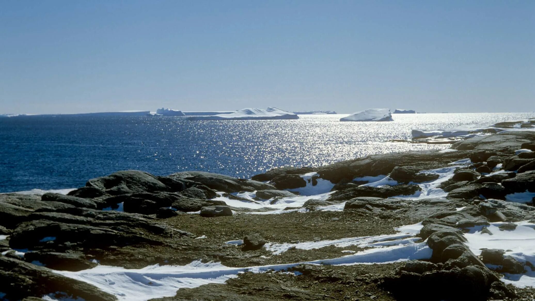 Самая низкая температура воздуха в антарктиде. Антарктический Полярный фронт. Температурная аномалия в Антарктиде. Антарктический Полярный регион. Антарктида средние темпер июль январь.