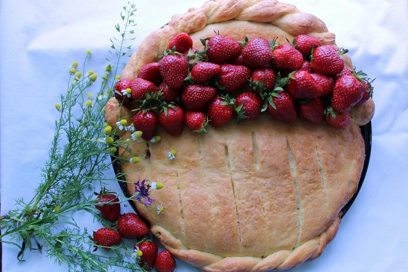 Пирог корзинка с ягодами. Пирог с клубникой корзинка. Пирог корзиночка с клубникой. Пирог лукошко с ягодами. Пирог с клубникой дрожжевое тесто