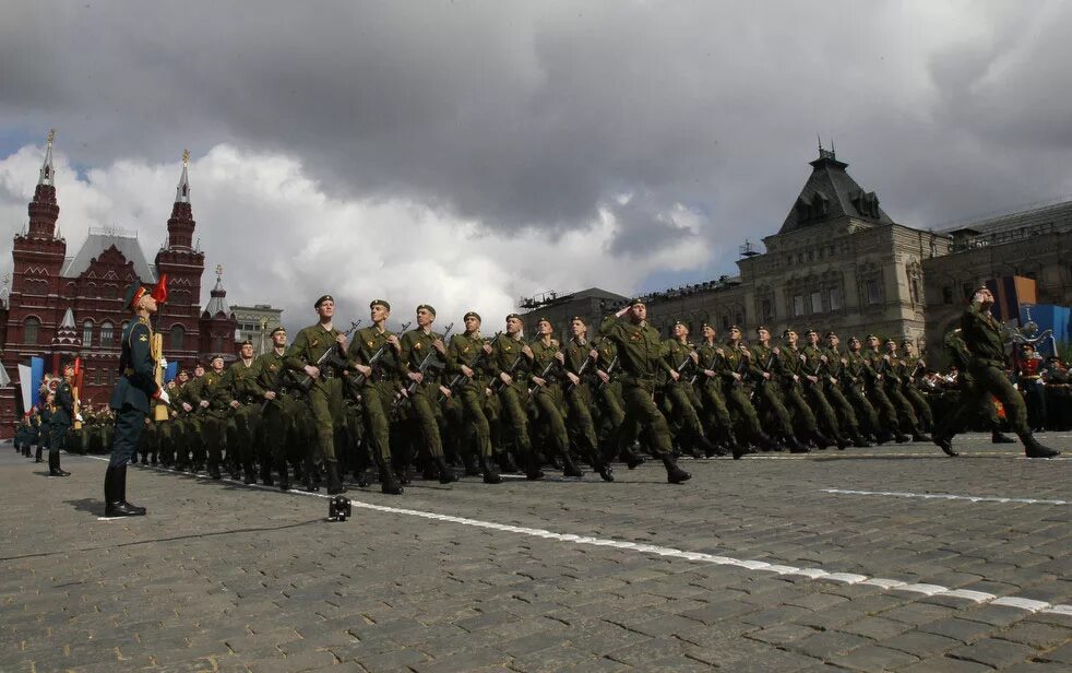 Шагают по площади. Солдаты маршируют на красной площади. Военный парад. Парад Победы 2011. Марш солдат.