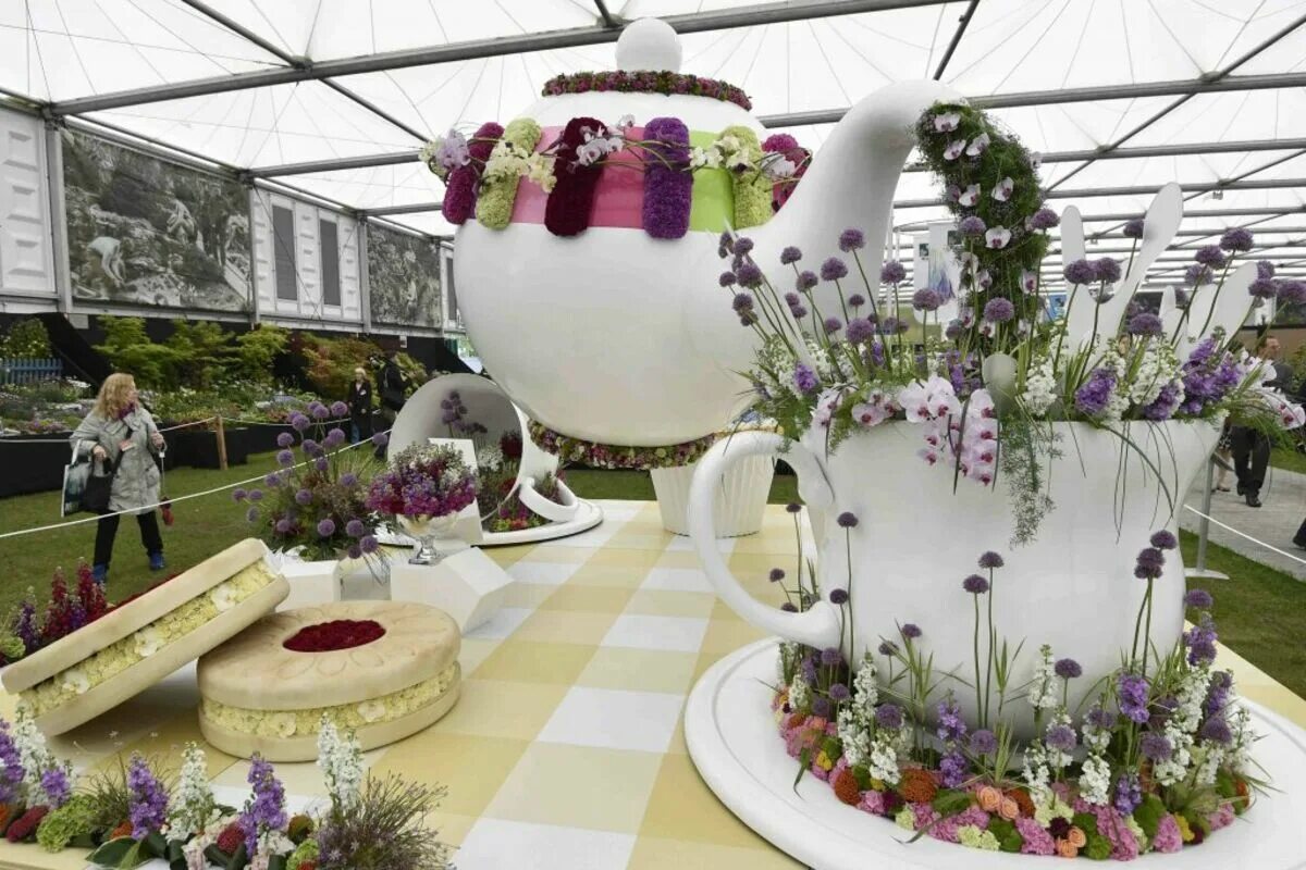 Выставки в Лондоне ландшафтного дизайна «Chelsea Flower show». ВДНХ цветочный павильон. Экспозиции из цветов. Павильон выставки цветов.