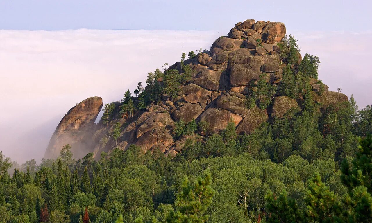 Скала 1 русский. Красноярские столбы 1 столб. Достопримечательности отрадненского района скала первое окно. Дот бухта джигит. Первый столб красноярск.