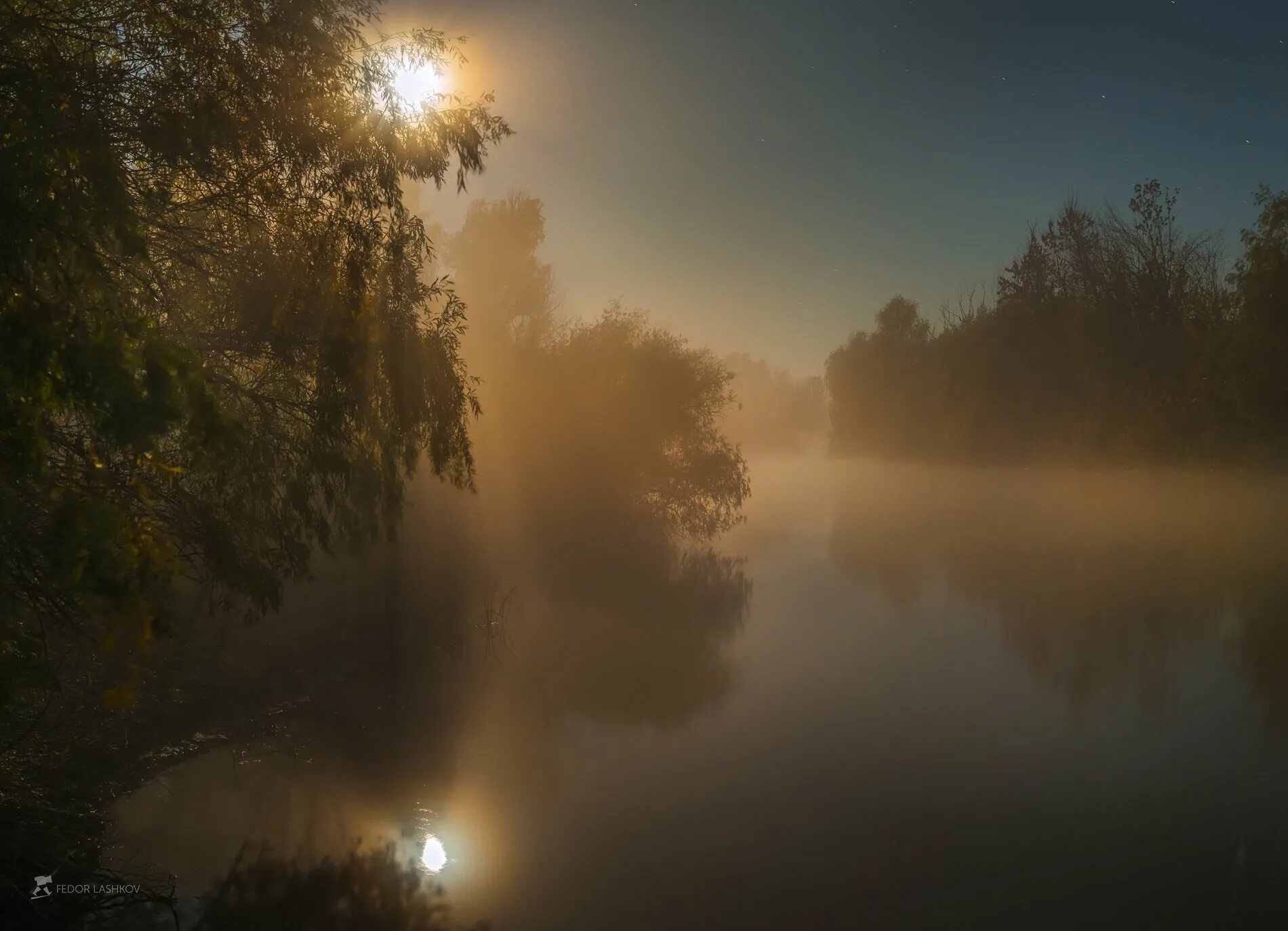 Фёдор Лашков фотограф река. Туман река ночь. Ночная река туман. Вечерний туман над рекой.