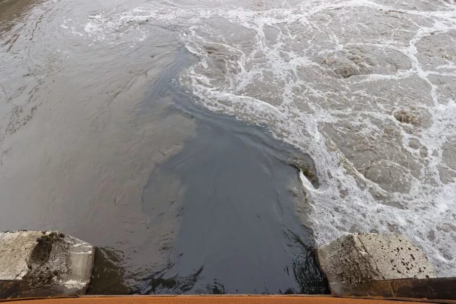 Грязная вода видео. Грязная вода. Грязный поток. Поток грязной воды. Грязная вода картинки.