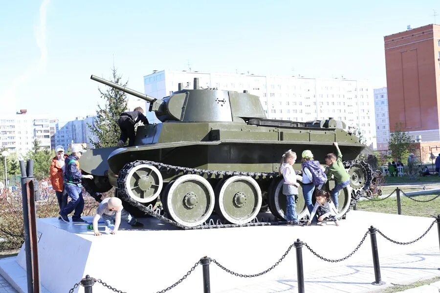 Монумент легендарная катюша новосибирск. Памятник катюше. Катюша новосибирск. Катюша новосибирск. Монумент славы новосибирск катюша.