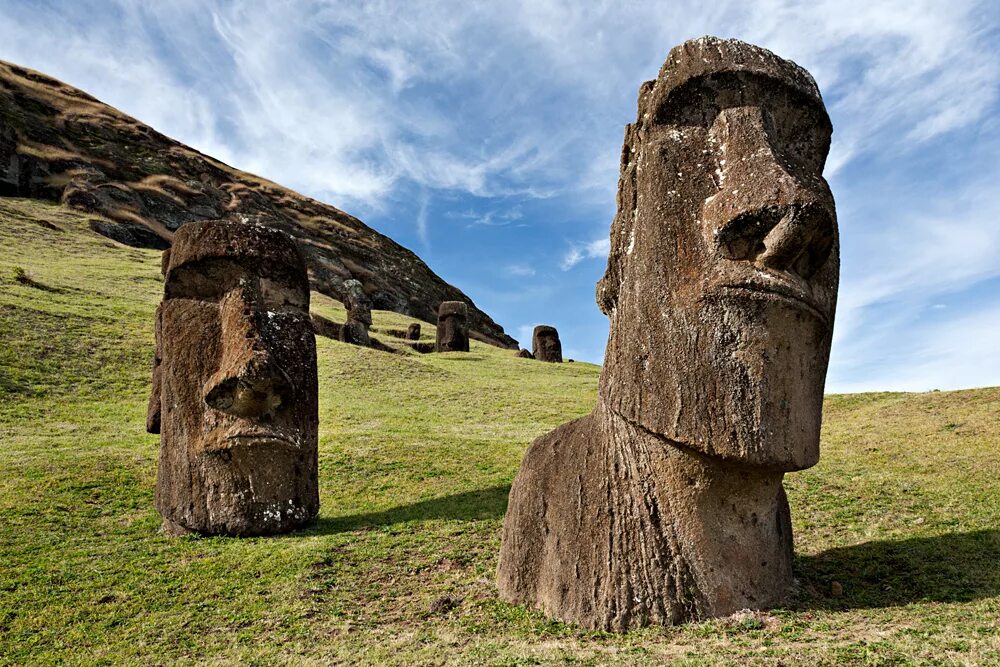 Древности 5 букв. Каменные идолы острова Пасхи. Остров Пасхи статуи Моаи. Моаи на острове Пасхи. Древние статуи из камня на острове Пасхи.