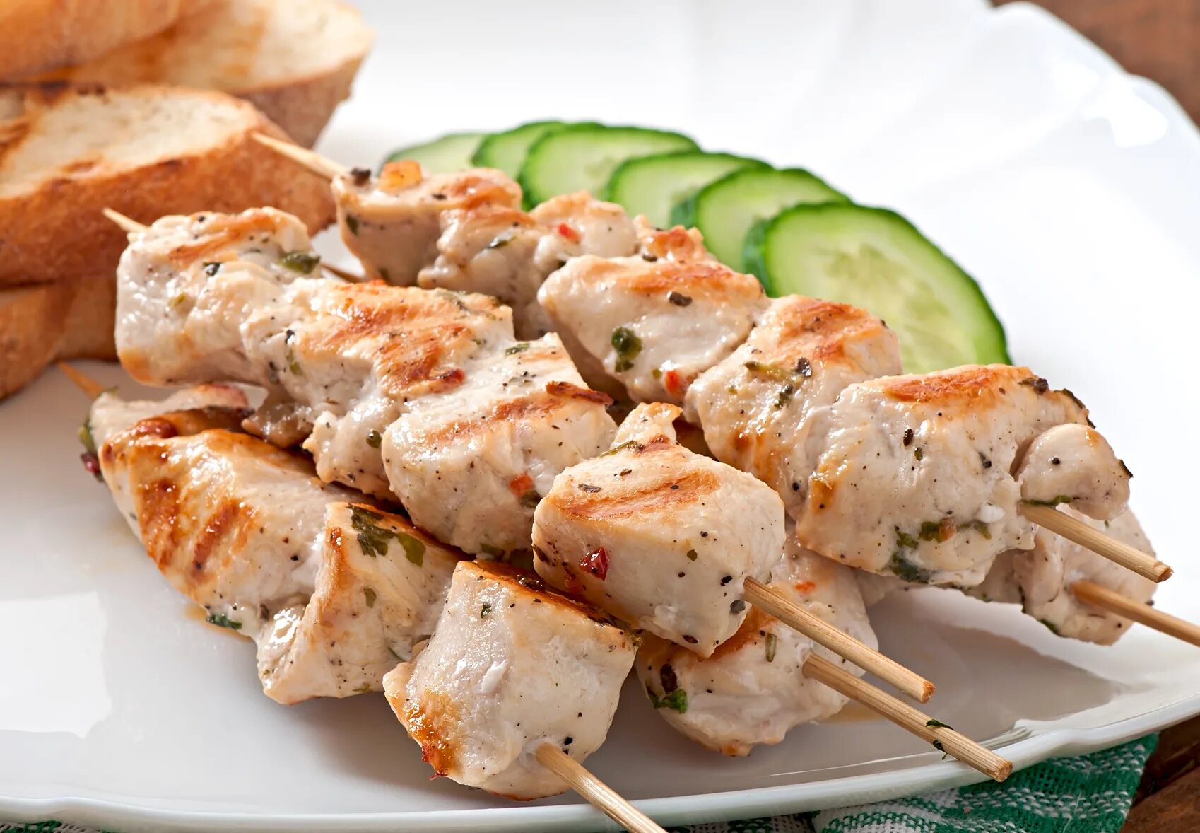 Шашлык из курицы на мангале. Шашлык из куриной грудки. Куриный шашлык в духовкк. Шашлык. Шашлык из.