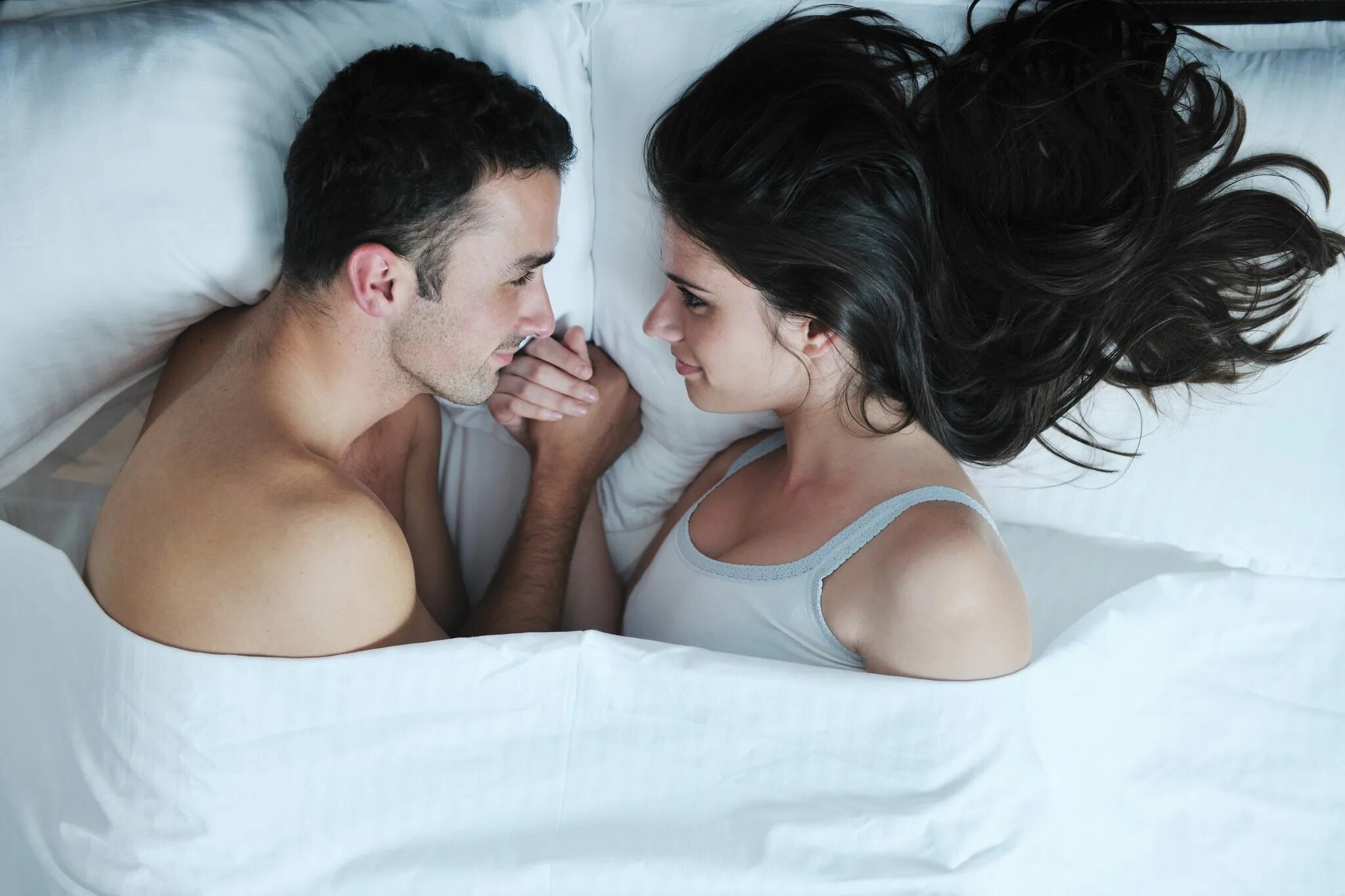 Возбудил бывшую жену. Пара в постели. Мужчина и женщина в постели. Фотосессия пары в постели.