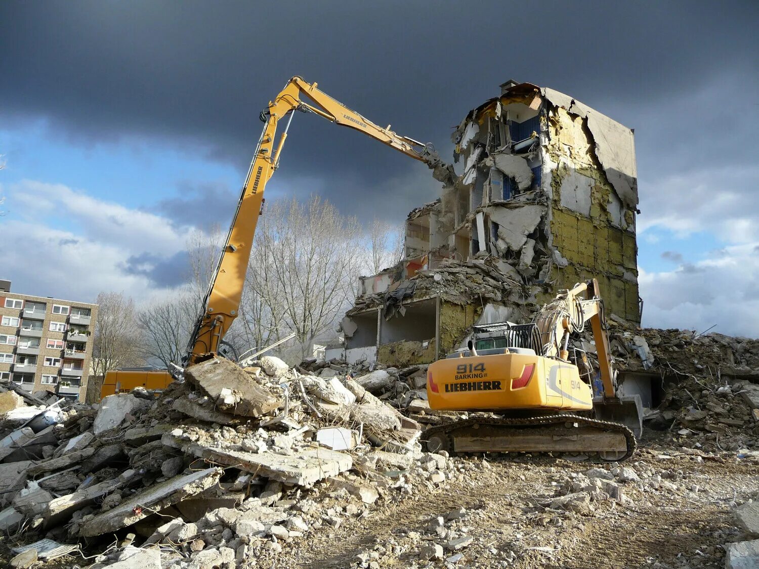 Демонтаж построек. Снос здания. Демонтаж бетонных конструкций. Демонтаж зданий. Демонтаж экскаватором.