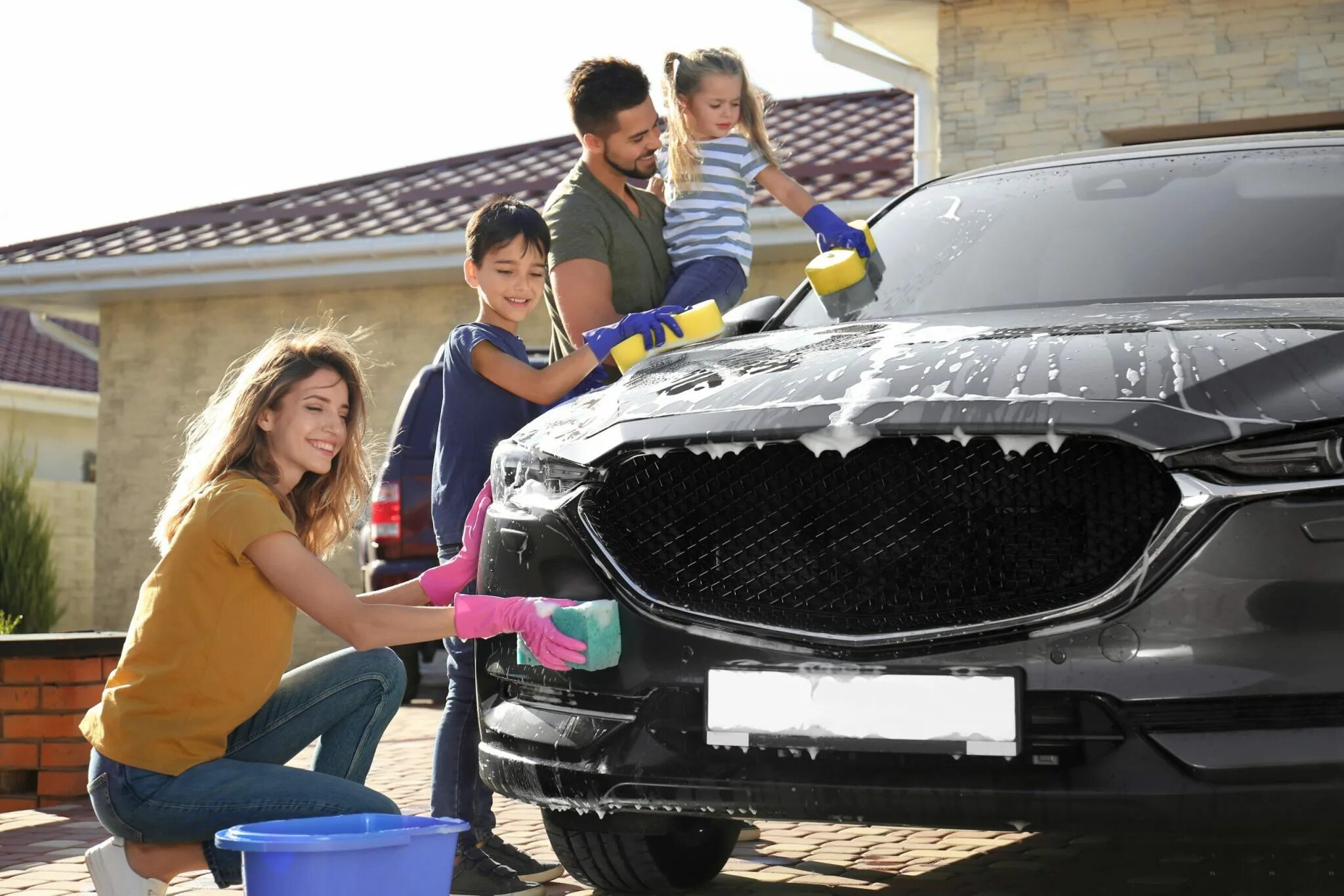 The car is being washed. Семья моет машину. семья автомойка. family car washing. автомойка family в филиграде.
