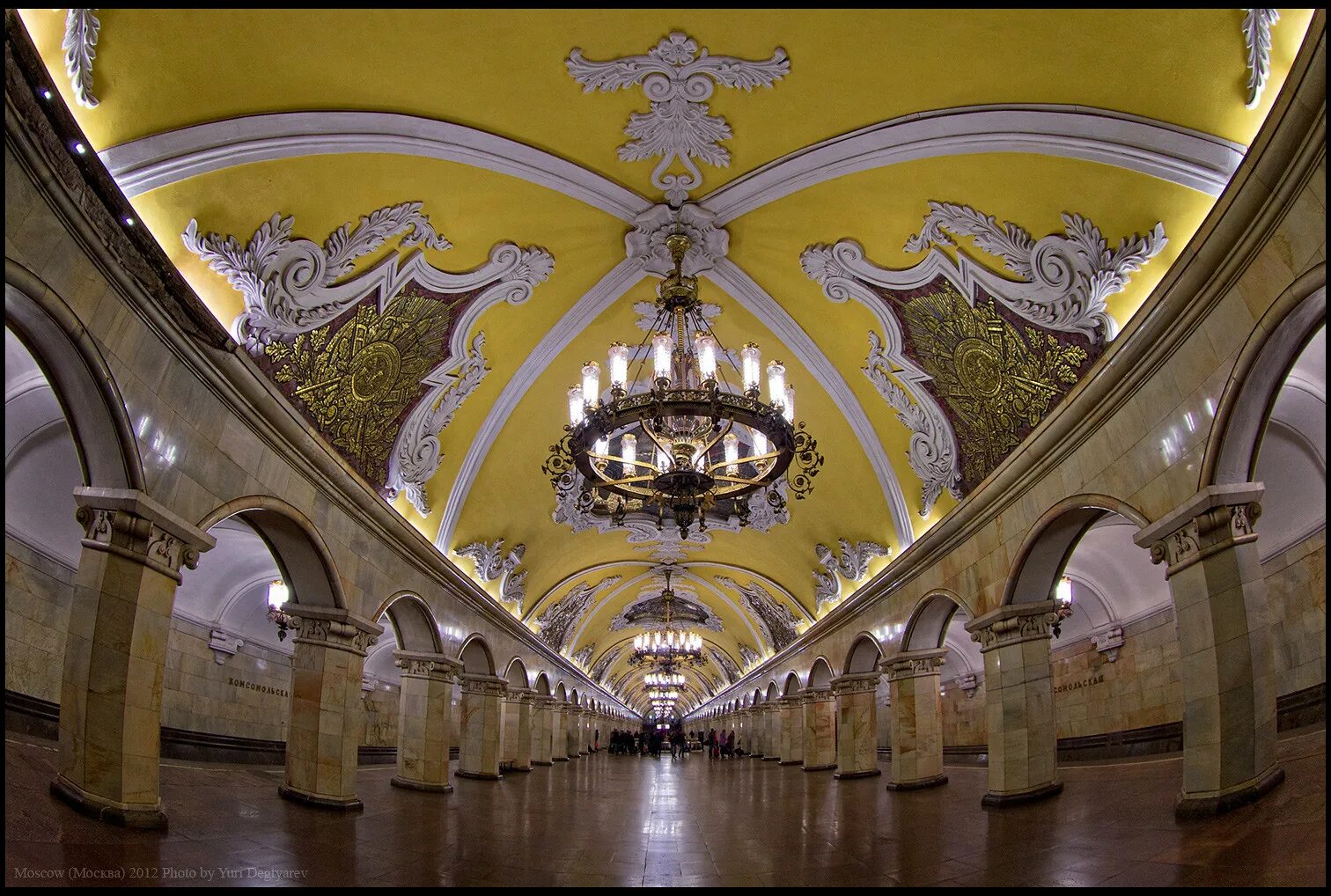 Московское метро комсомольская. Московский метрополитен сталинский Ампир. Сталинский Ампир метро Комсомольская. Станция метро Комсомольская сталинский Ампир. Станция метро Киевская Кольцевая.