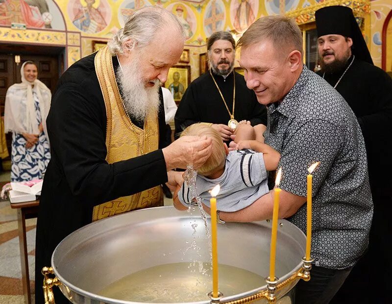 Можно ли освящать воду. Крещение в православии. Священник крещение. Священник крестит.