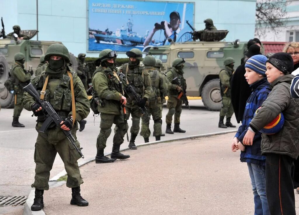 Вежливый солдат. Вежливые люди в Крыму 2014. Солдаты в Крыму 2014. Русские в Крыму 2014. Оккупация Крыма 2014.