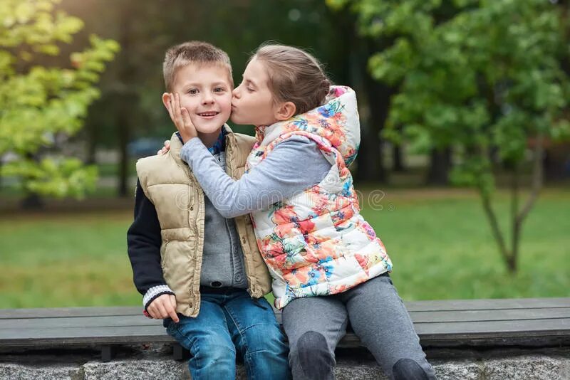 Boys kiss girls. Брат и сестренка поцелуй. Братики-сестрички. Поцелуй мальчика и девочки. Французский поцелуй детей 14.