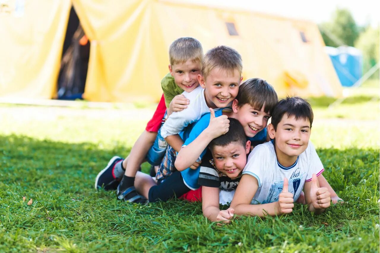 Child camping. Детский лагерь Доброград. Доброград палаточный лагерь. Дети в лагере. Выездной детский лагерь.