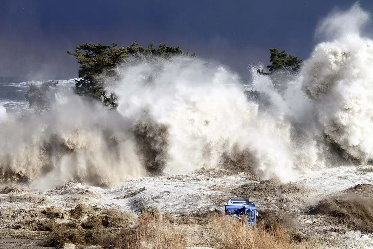 Природное землетрясение. ЦУНАМИ В Японии в 2011. Лос Анджелес ЦУНАМИ. Волна ЦУНАМИ В Японии.