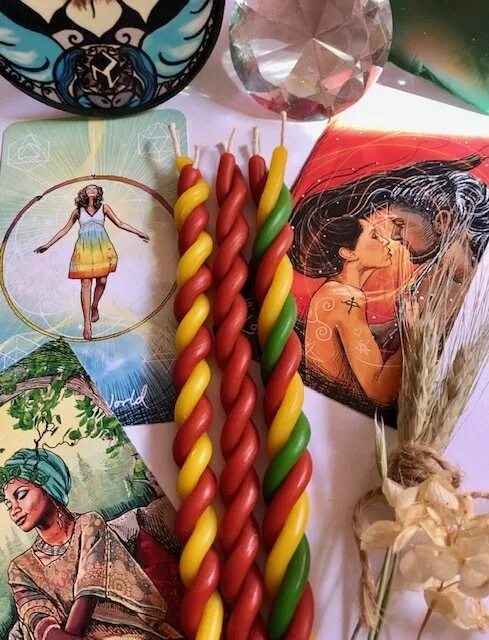 Восковые свечи скрутки. Свечи магические скрутки. Свечи скрутки. Ритуальные свечи. Свечи магические скрутки.