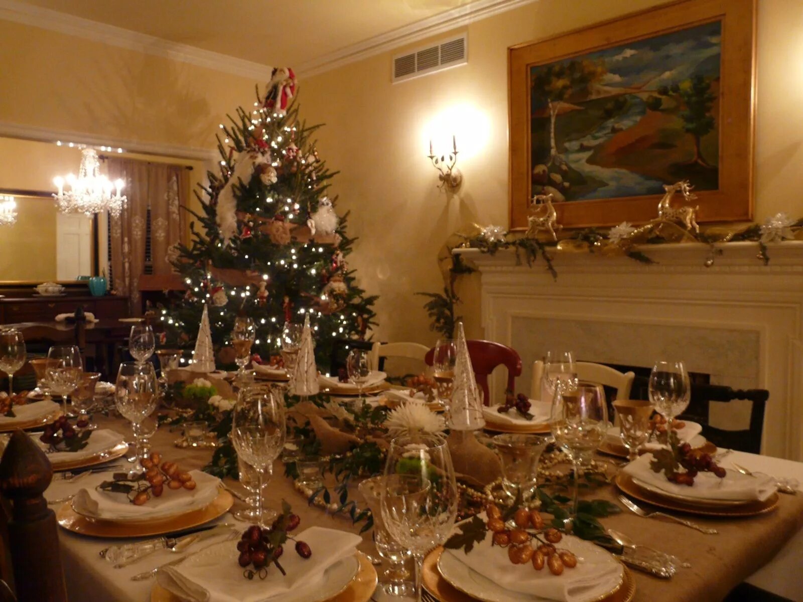 Eve dinner. Рождественский стол. Бокалы на праздничном столе. Новогодние столы в английском стиле. Праздничный стол у камина.