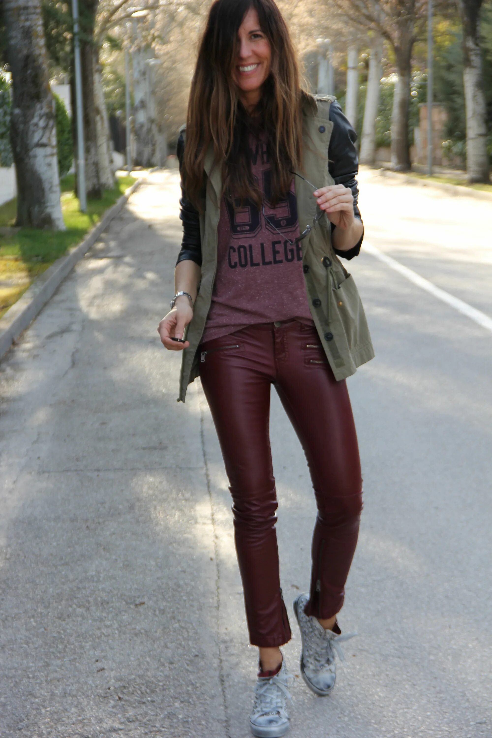 Бордовые джинсы с чем носить женские фото printed maroon pants Clothes, Fashion, Cool outfits