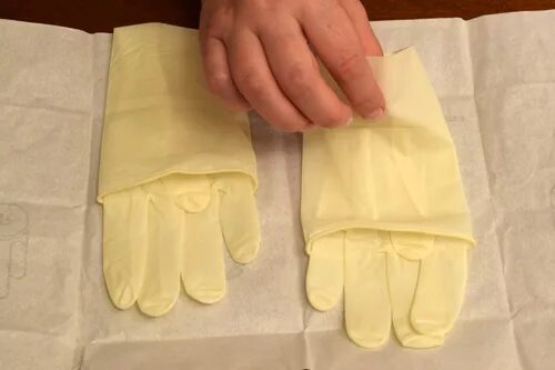 Перчатка алгоритм. Техника одевания перчаток. Надеть стерильные перчатки. Одевание медицинских перчаток. Одевай перчатки хирургические.