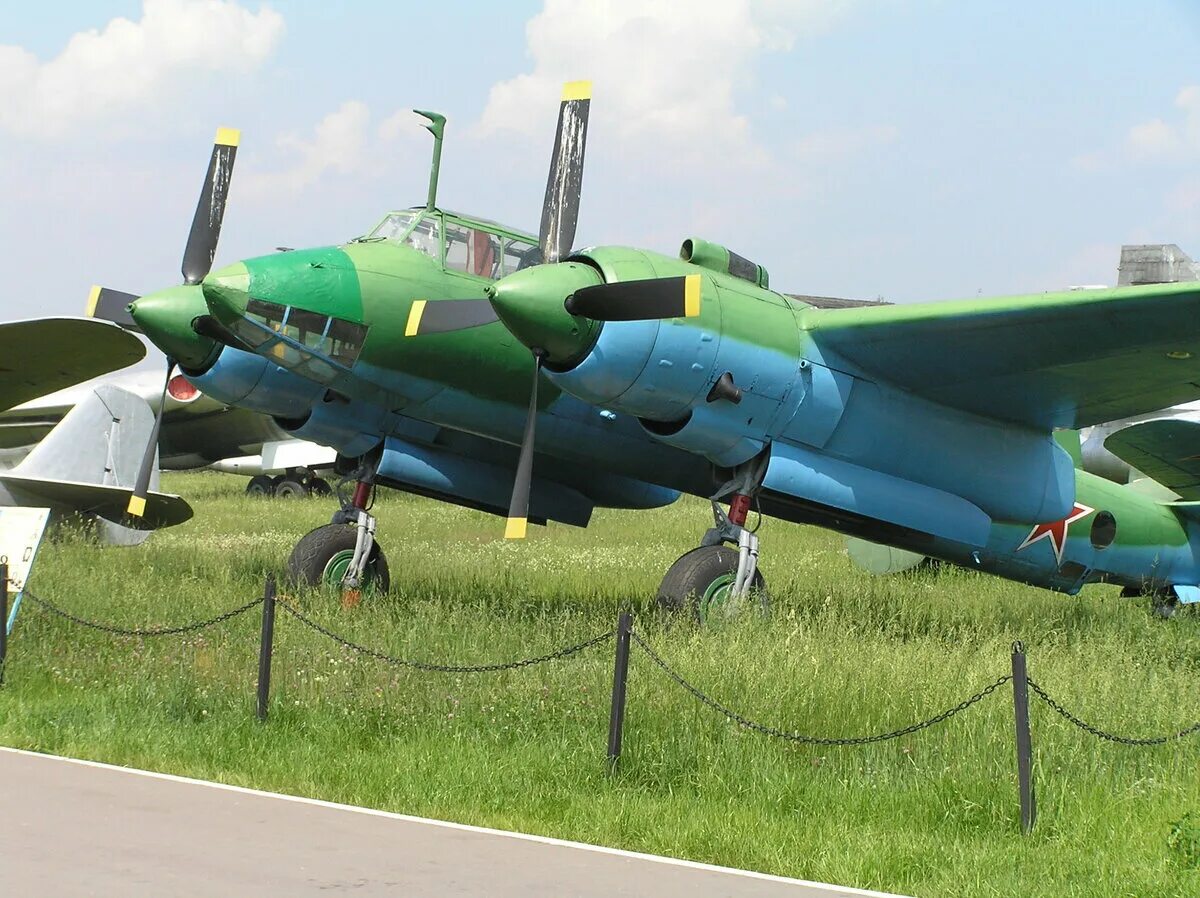 Самолет пе-2. Пе-2 бомбардировщик. Пе-2 пикирует. Самолёт Петлякова пе-2.