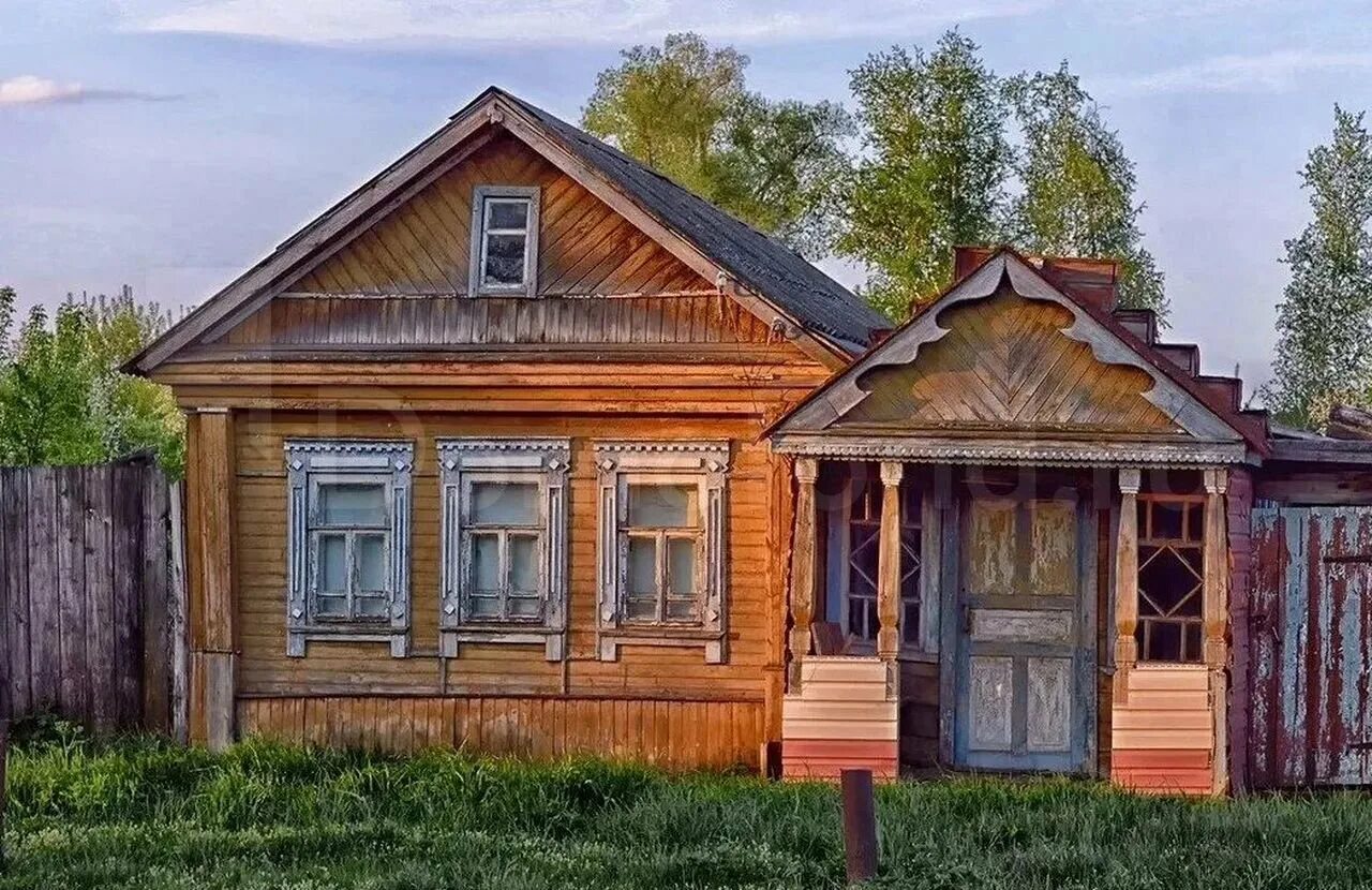 Старый дом. Обычный деревенский дом. Старый дом в деревне. Старый домик в деревне. Старый частный дом.