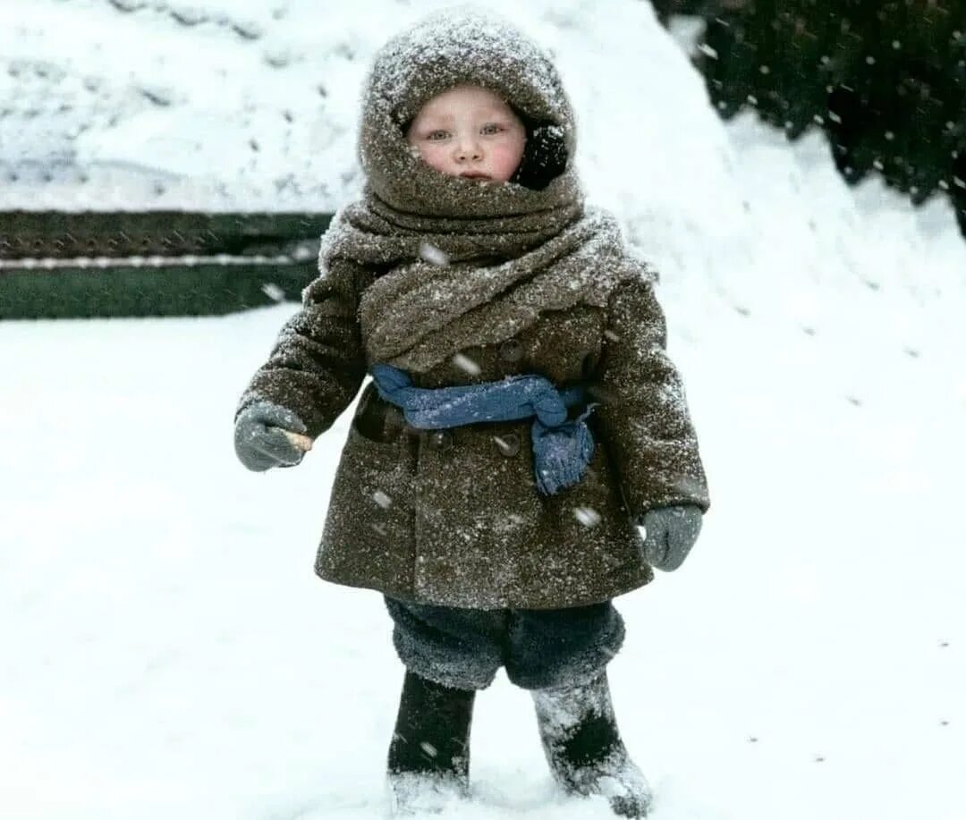 Дети одевались потеплее. Тепло одетый ребенок. Укутанный ребенок. Зимняя одежда советских детей. Укутанный ребенок зимой.