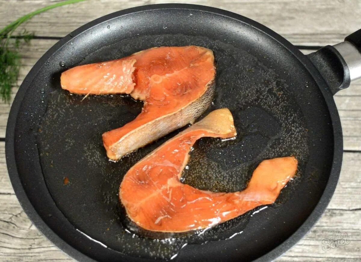 Сколько минут жарить форель. Рыба на сковороде. Стейк форели на сковороде. Жареная рыба на сковороде. Сковородка с красной рыбой.