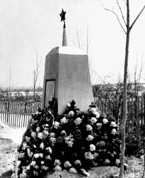 Поронайск рп 5. Могила Гастелло. Памятники Гастелло на Сахалине. Памятник в Леонидово Сахалинской. Братские могилы Смирных Сахалинская область.