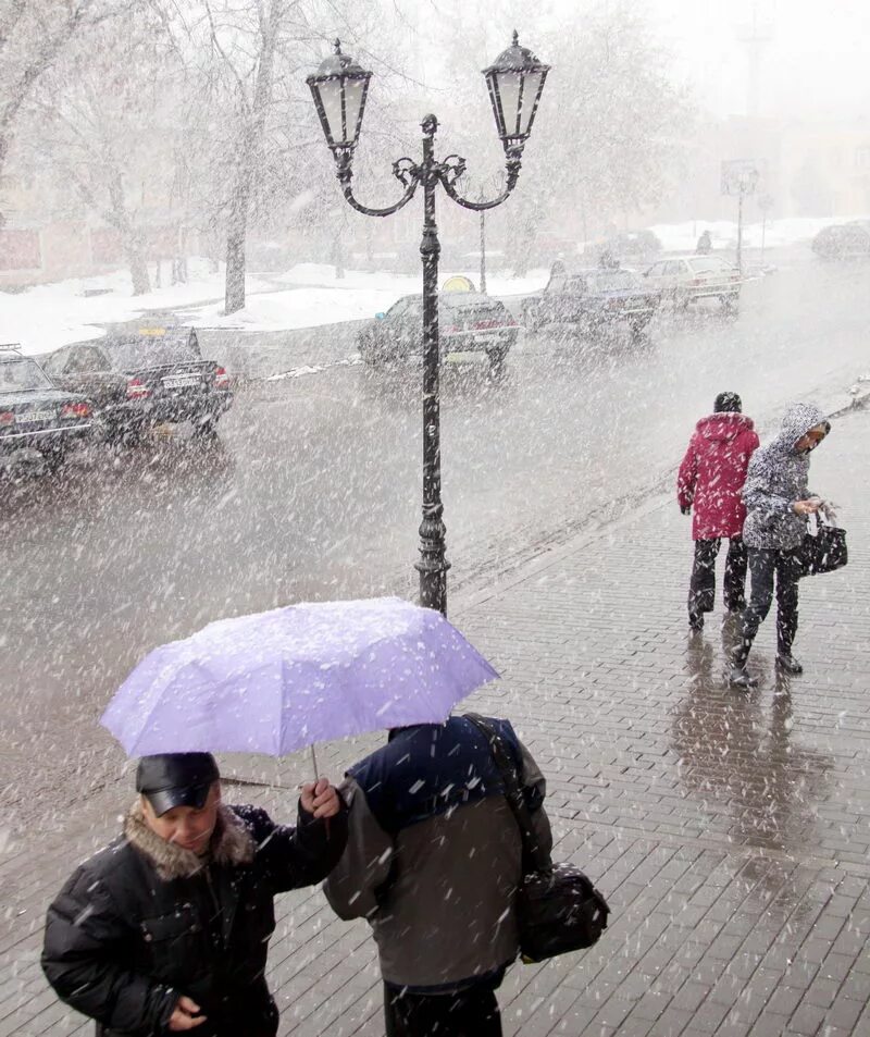 Штормовое предупреждение снег. Непогода дождь. Мокрый снег в городе. Снег с дождем. Дождь зимой это.