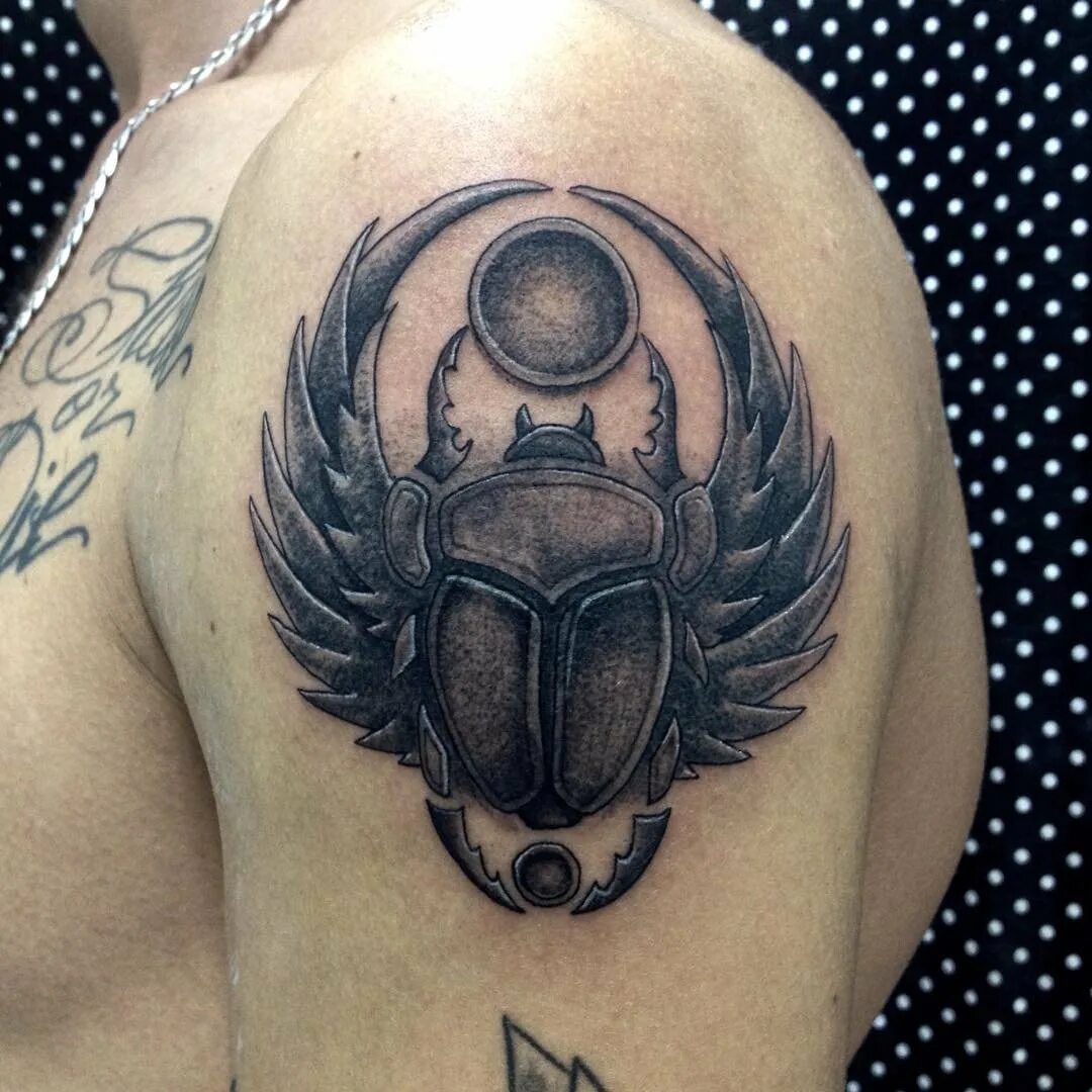 Скарабей тату. Скарабей египет тату. Скоробейник жук тату. Маленький скарабей тату. Жук дотворк.