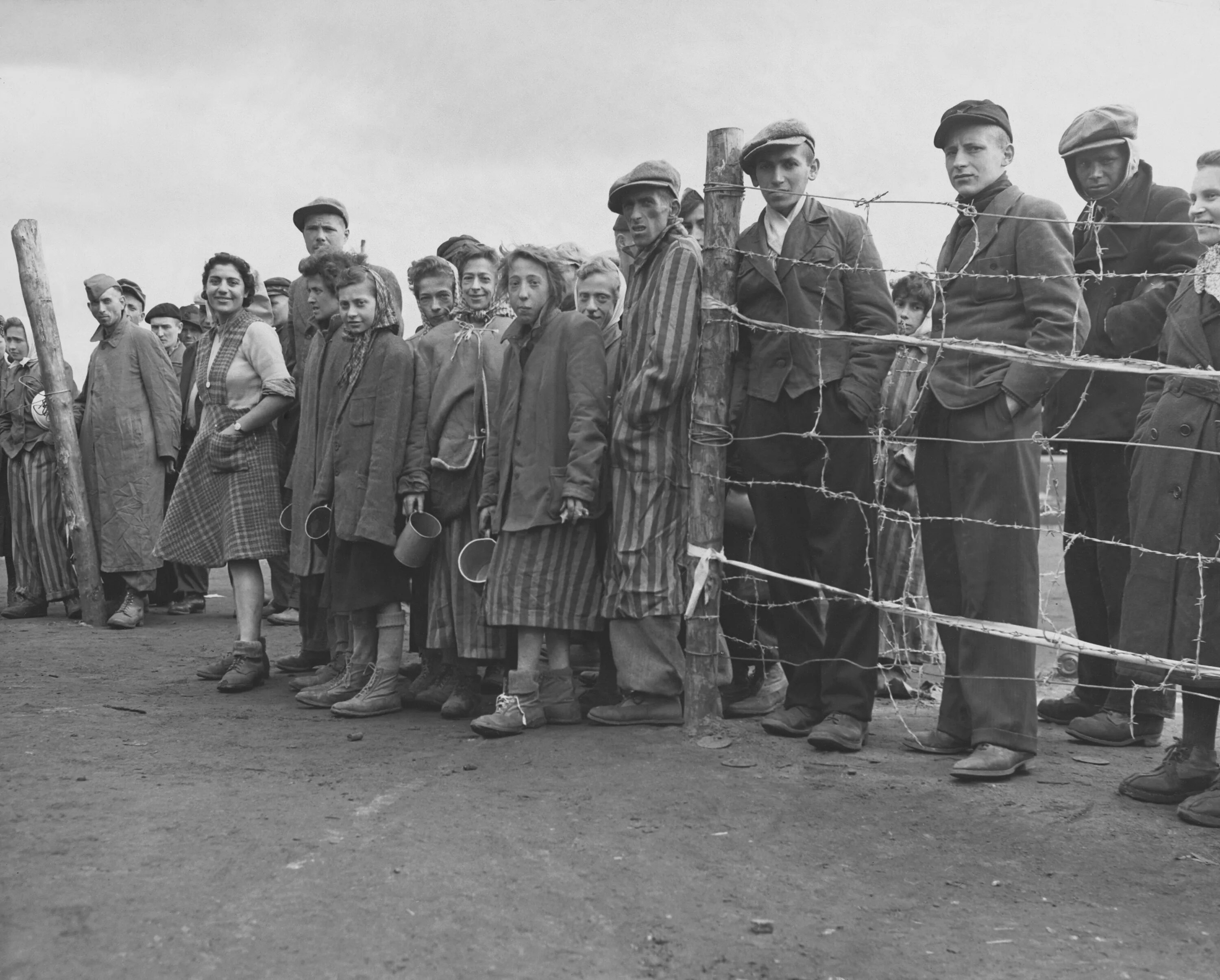 Concentration camp. Концлагерь берген-Бельзен. Берген Бельзен лагерь смерти. Освобождение лагеря берген Бельзен.