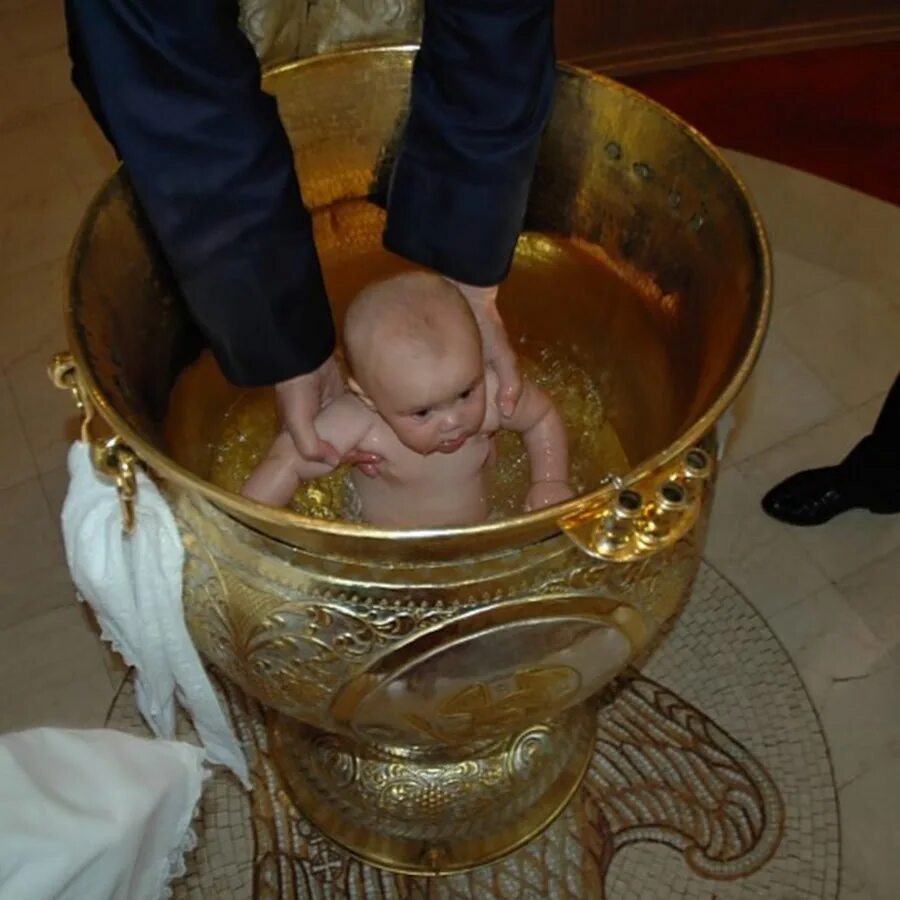 Что делает крестная во время крещения. Купель для крещения младенцев. Обряд крещения ребенка. Обряд крещения фото. С Крещением крестная.