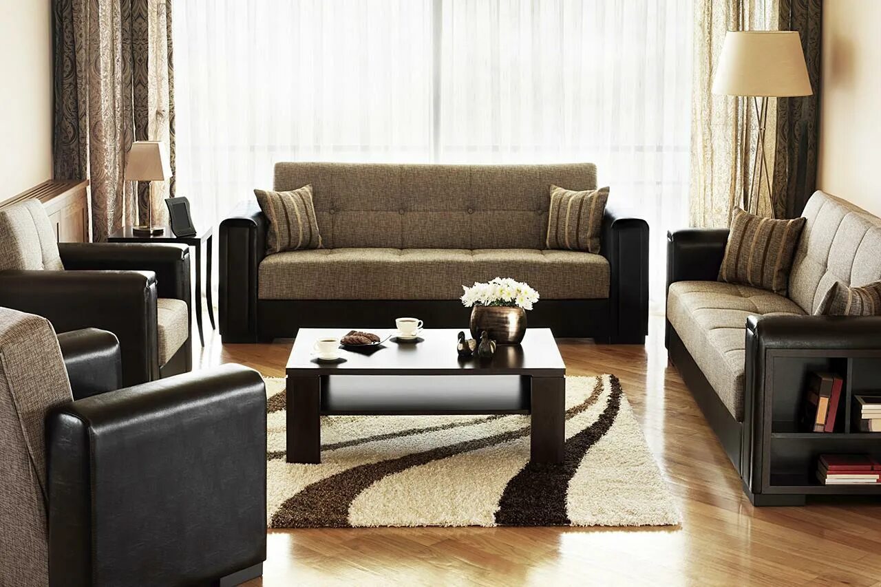 Подходит к интерьеру. Ковер к коричневому дивану. Ковер под коричневый диван. Ковер для коричневого дивана в интерьере. Коричневый диван и бежевый ковер.