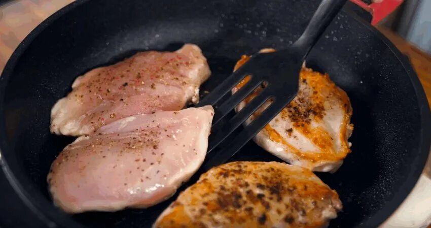 Как пожарить куриное филе на сковороде вкусно