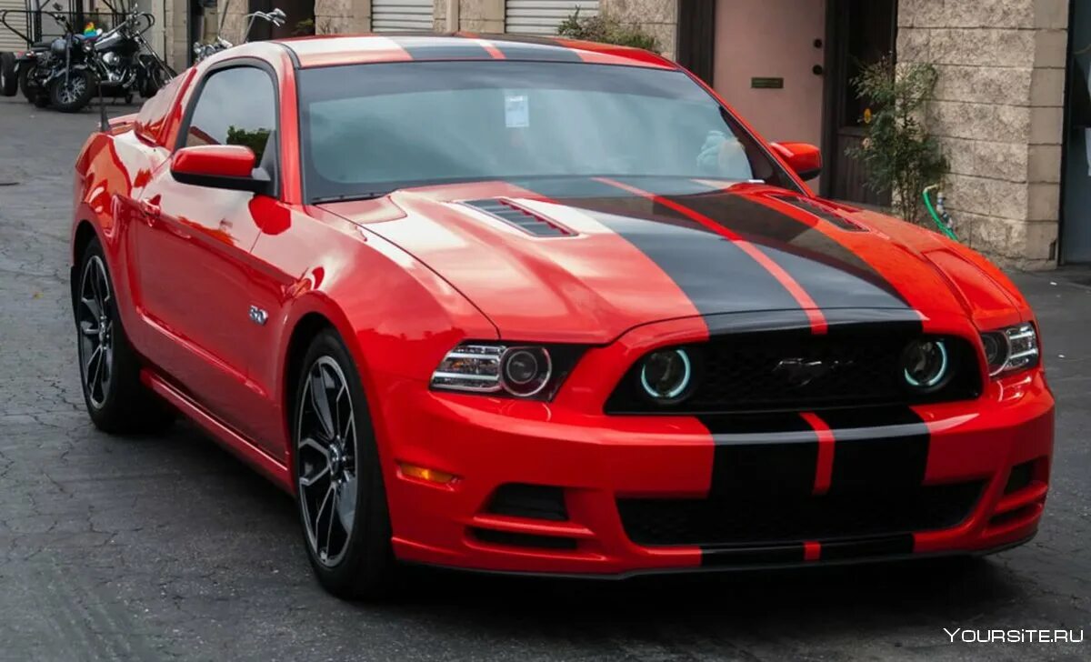 Форд Мустанг красный. Ford Mustang Shelby gt500 красный. Форд Мустанг 2005 красный. Форд Мустанг 2015 черно красный. Машина с черными полосками