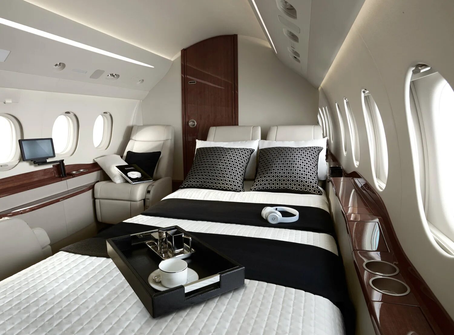 Аренда частного самолета. Dassault Falcon 2000s. Dassault Falcon 2000s салон. Falcon 2000s Interior. Airbus acj319 Кадырова.