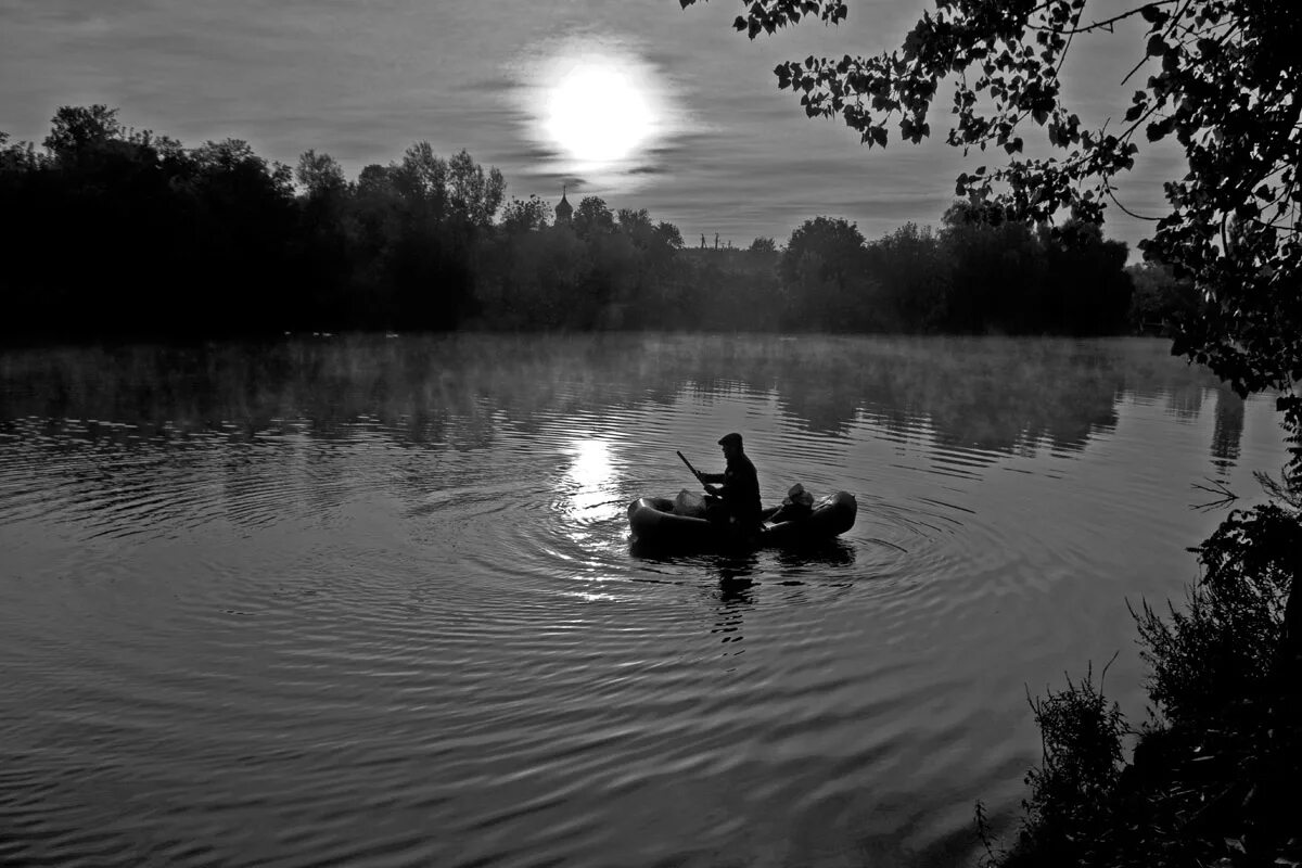 Черном и белом озерах. Черно белый пейзаж. Лодка на озере. Рыбак на речке на памятник. Пейзаж с рыбаком на лодке.