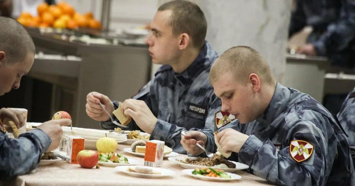 Народов росгвардия. ОМОН В столовой. Столовая для ОМОНА. Речёвку в столову. Про Амон. Отравление военнослужащего Росгвардии продуктами питания на улице.