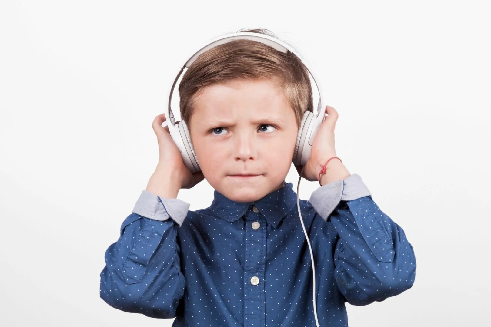 Картинка слышать для детей. Слушающий мальчик. Картинка мальчик слушает музыку. Мальбчикслушает музыку. Мальчик слушает музыку в наушниках.