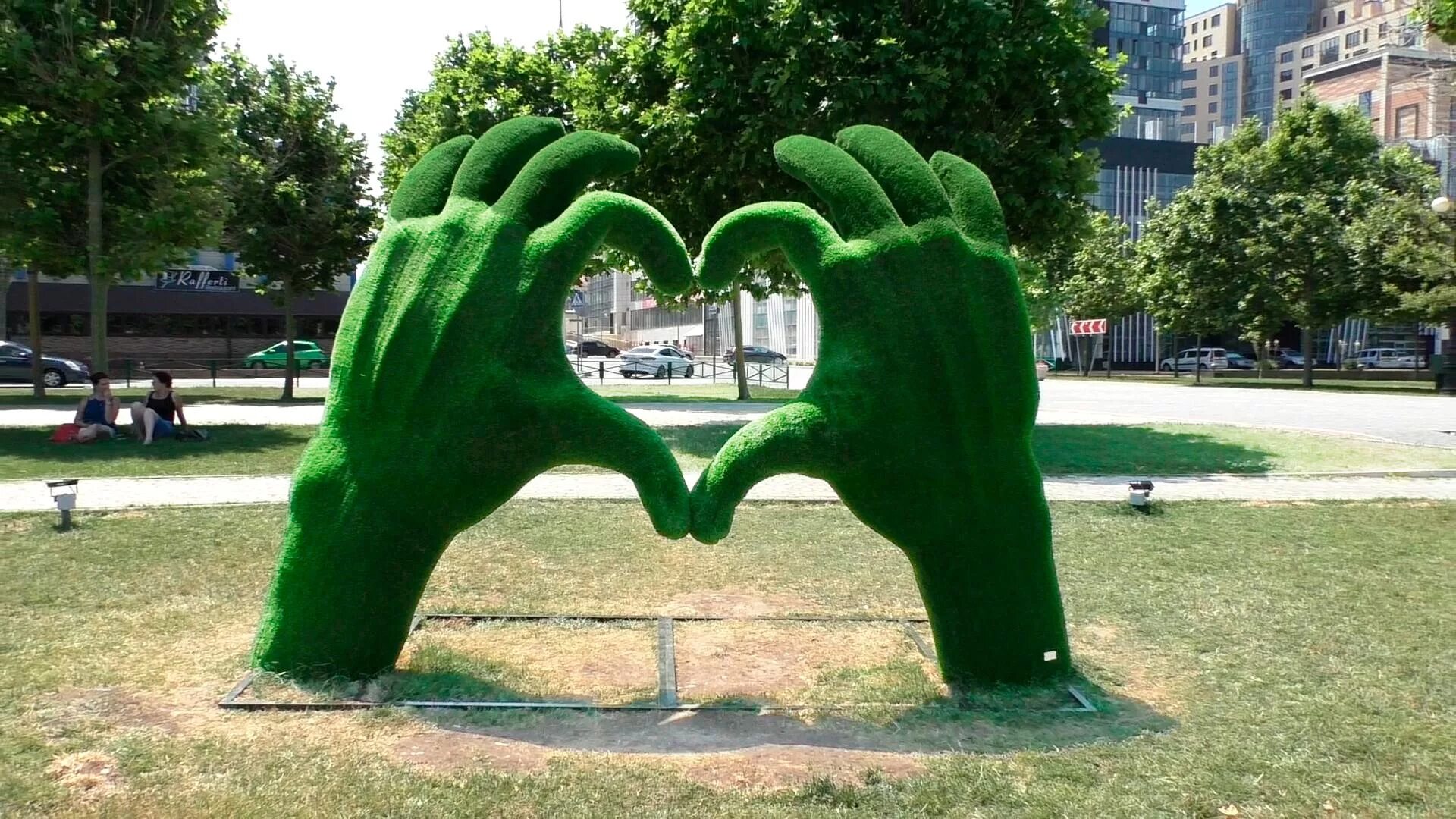 Большое зеленое г. Новороссийск зеленый. Зеленые скульптуры. Зеленая рука. Зеленые скульптуры в Новороссийске.