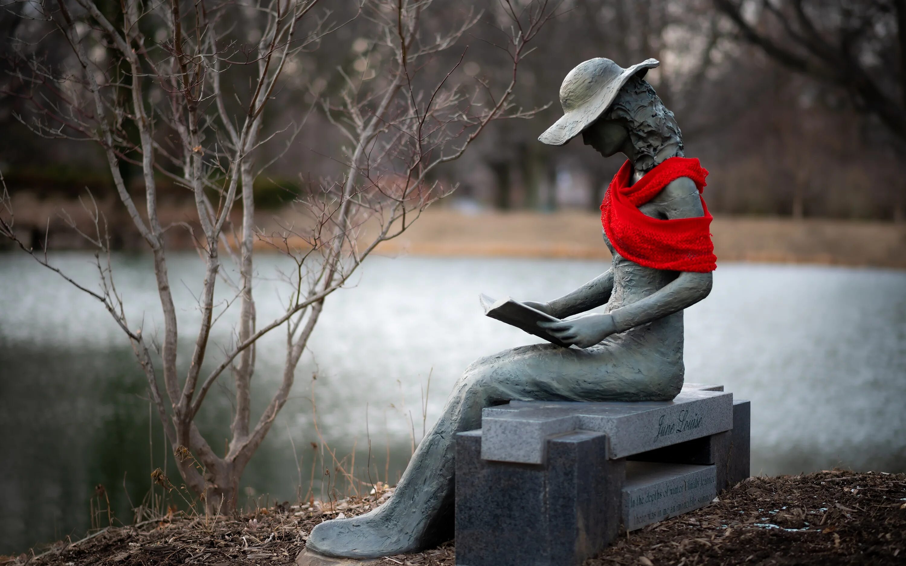 Памятник девушка на лавочке. Девушка с книжкой на скамейке. Скульптура девушка на скамейке. Скульптура сидящей девушки. Красоту сидели люди