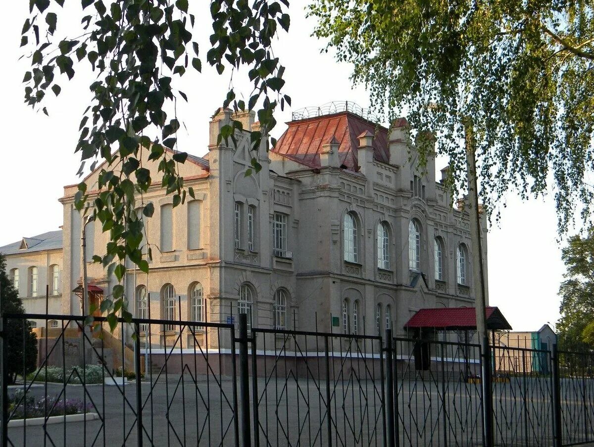 Мужская гимназия грайворон. Торговые ряды купца дмитренко грайворон. Школа энгельса грайворон фото. Грайворонская школа им энгельса. Учителя школа шухова грайворон.