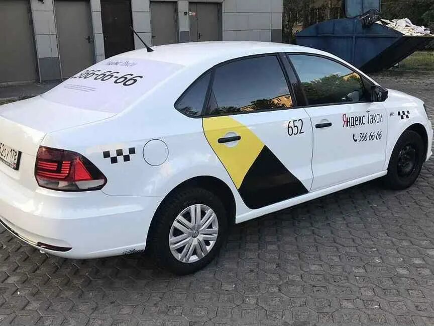 Авито автомобиль такси. Шкода рапид бело-желто-серый. Рено логан 2 такси. Авито автомобиль такси. Оформление салона такси.