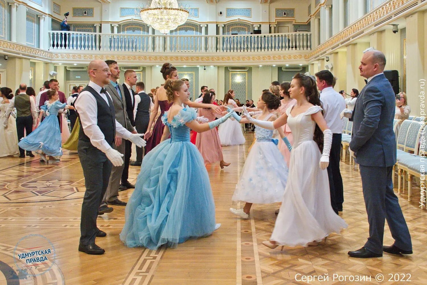 Папа с дочкой танцуют. Танцы с родителями и детьми. Танцы мама + ребенок. Мать и дочь танцуют. Родители и дети танцуют.