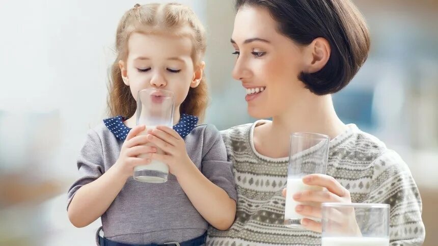 Мама молока пить. Мама с дочкой пьют молоко. Семья пьет воду. Девочка пьет молоко. Семья пьет молоко.